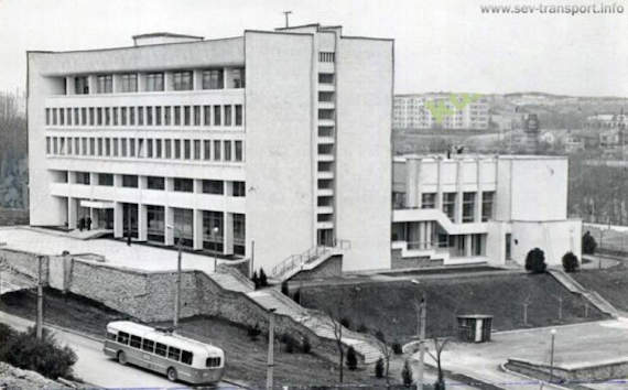 Так выглядело здание Дома политпросвещения в Севастополе на пл. Восставших в 1977 году