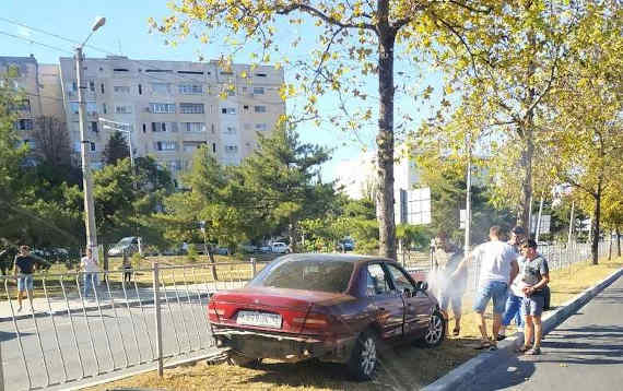 Водитель автомобиля Mitsubishi двигался со стороны улицы Хрюкина по проспекту Генерала Острякова, не справившись с управлением, врезался в дерево
