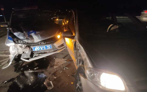 ДТП с участием машины ДПС и автомобиля Шевроле Авео произошло 5 сентября в 20:10 в Севастополе на повороте к Федюхиным высотам