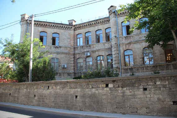 В Севастополе планируется капитальный ремонт подпорной стены, расположенной вблизи объекта культурного наследия – «Константиновское реальное училище»