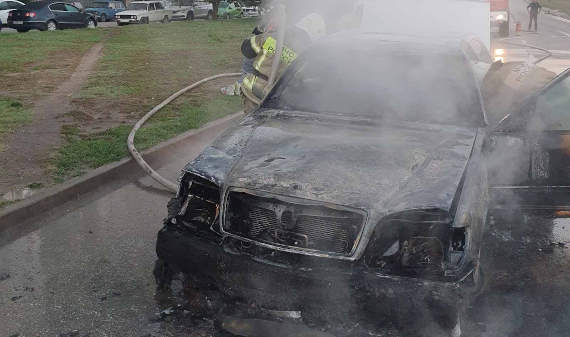 Около 6:00 в Симферополе загорелся автомобиль «Мерседес»