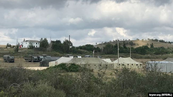 На месте проведения работ военные разбили палаточный городок, задействовано много техники