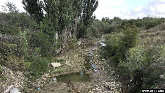 Река Биюк-Карасу ниже земляной дамбы, насыпанной военными, осталась без воды