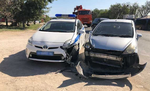 Авария, одним из участников которой стал полицейский автомобиль, произошла сегодня около десяти часов утра в районе улицы Генерала Мельника в Севастополе.