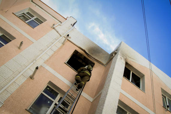 Пожар произошёл накануне в одной из квартир на улице Багрия в Севастополе. О нём стало известно в 14.06 – из окна квартиры валил густой дым.