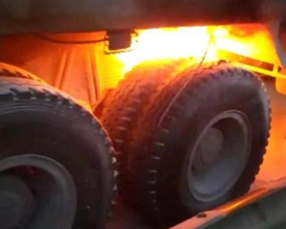 В Севастополе на ходу загорелся грузовик
