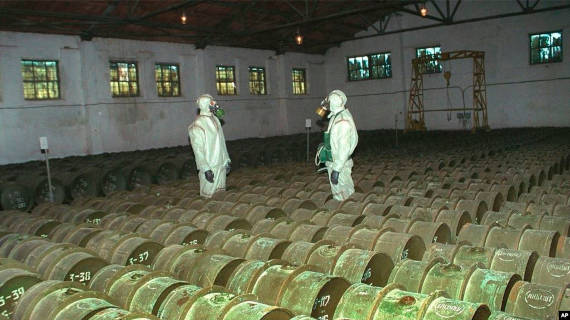 Солдаты проводят проверку металлических контейнеров с отравляющими веществами 
