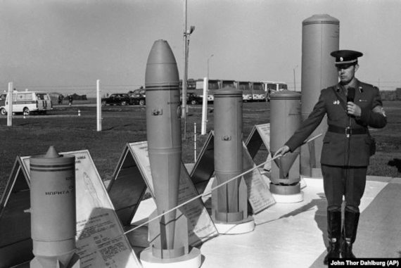 Офицер Советской армии представляет боеприпасы, оснащенные химическими веществами