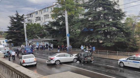 Столкновение пяти автомобилей произошло сегодня утром на улице Героев Севастополя в районе остановки общественного транспорта «Матрос Кошка»