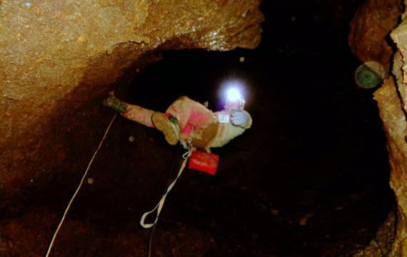 Новую пещеру открыли в Крыму на горе Ай-Петри севастопольские спелеологи. Её отличает щедрая «отделка» на всём протяжении 35-метрового вертикального хода.