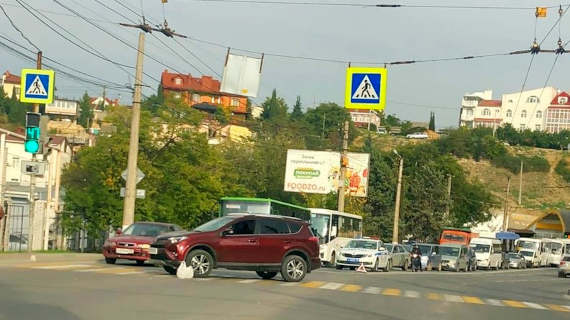 В Севастополе водитель автомобиля Toyota наехал на пешехода. ДТП произошло сегодня днем в районе улицы Пожарова