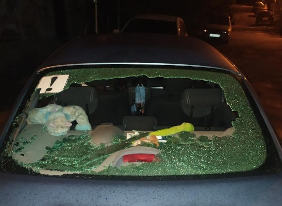 В Севастополе неизвестные разбили заднее стекло автомобиля Renault Symbol. Инцидент произошёл накануне вечером на Лабораторном шоссе в районе ТЦ «Новацентр»