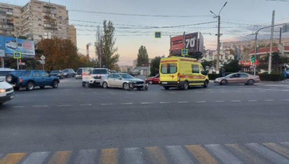 В Севастополе водитель за рулем автомобиля Honda протаранила машину «скорой медицинской помощи», а затем – автомобиль МЧС