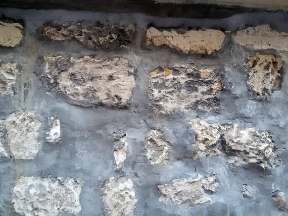Вот так выглядят исторические камни после работы строителей.