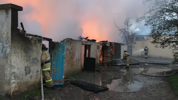 Под Севастополем вспыхнул пожар в надворной хозяйственной постройке, расположенной по ул. Авиаторов в Каче
