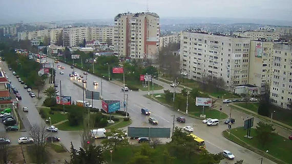 На перекрестке проспекта Генерала Острякова (дублер, нечетная сторона) и улицы Генерала Лебедя в Севастополе