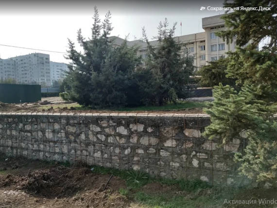 в сквере у здания администрации Гагаринского района идет подготовка к бетонированию подпорных стен - кое-где уже начали делать опалубку под бетон