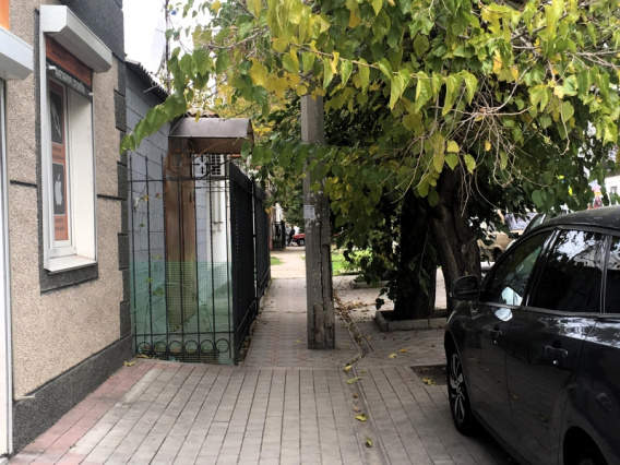 Тротуар на ул. Частника уменьшен за счет заборчика 