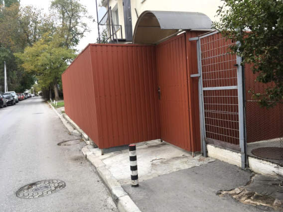 Домовладелец с ул. Костомаровской расширил свой участок за счет тротуара 