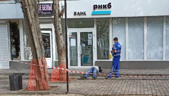 Возле отделения банка РНКБ в Севастополе умер пожилой мужчина