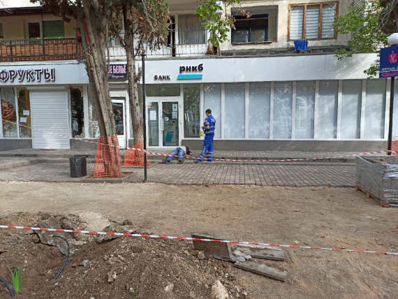 Инцидент случился около 11:30 часов 30 октября у отделения банка РНКБ, который расположен по адресу ПОР, 67