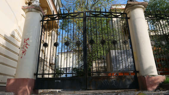 В ходе ремонтных работ на улице Одесской в центре Севастополя были повреждены исторические ворота