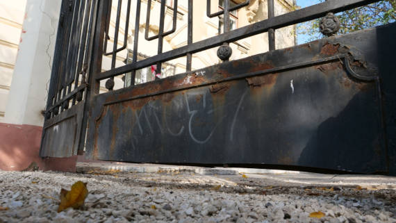 Подрядчик капремонта улицы Одесской не придумал ничего лучше, чем отпилить нижнюю часть ворот дома на Одесской, 19, являющегося объектом ОКН