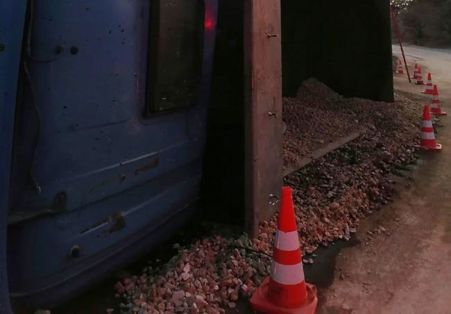Под Севастополем перевернулся грузовик со щебнем