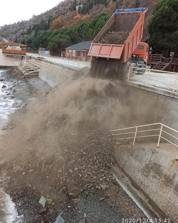 мусор высыпают на пляж в Крыму
