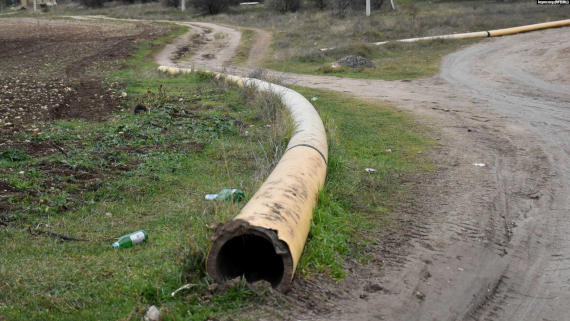 Трубы кольцевого газопровода брошены в полях, декабрь 2020 года