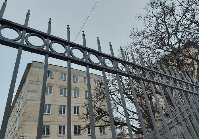 металлическим забором теперь огорожены общежития № 1 и № 2 Севастопольского госуниверситета