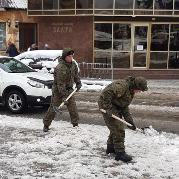 Улицы и дороги в Малом Маяке от снега расчищают военные