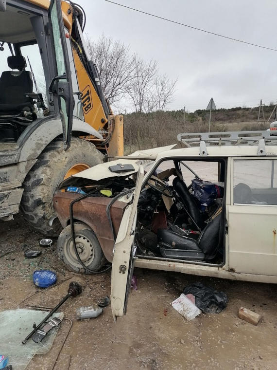 В Севастополе автомобиль «впечатался» в трактор