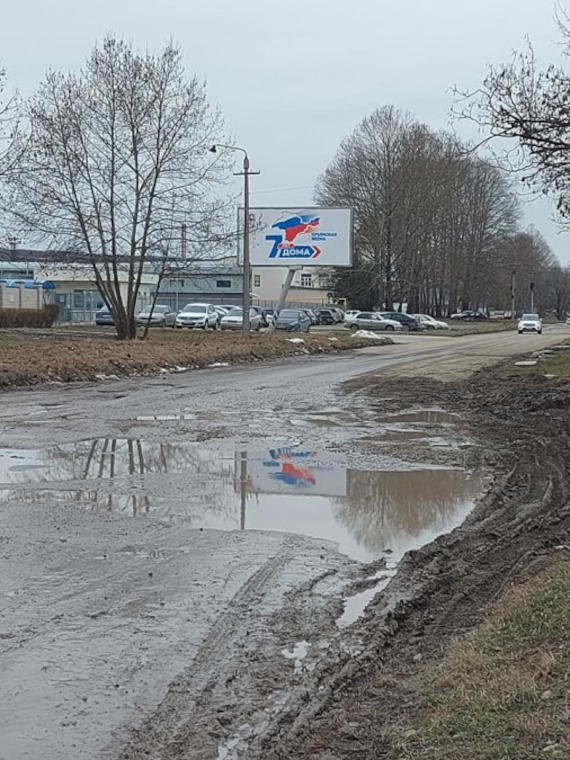 Данный билборд находится у одной из самых разбитых дорог крымской столицы – улица утопает в грязи и огромных лужах, которые образуются в глубоких ямах, доставляя немало проблем горожанам