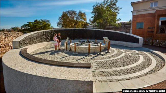 Историческая реконструкция «Панорама Херсонеса» – круглая скульптурная композиция, выполненная из бетона, была установлена в восточной части городища в 2018 году