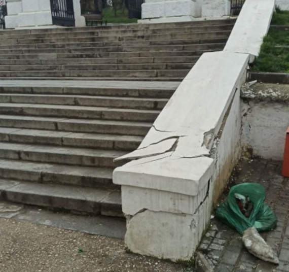 Пострадала лестница и каменные фасады перил входа на Малахов курган