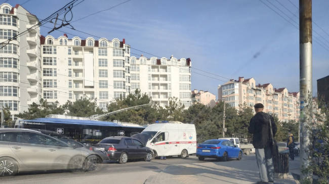 Авария случилась сегодня утром на перекрестке рядом с горбольницей №5 (детским комплексом) на проспекте Генерала Острякова