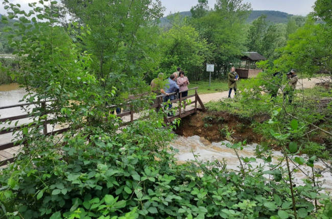 утром мощные потоки воды размыли дамбу в главном озере