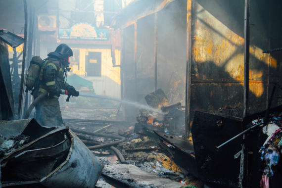 на территории Шевченковского рынка в Севастополе горят торговые павильоны