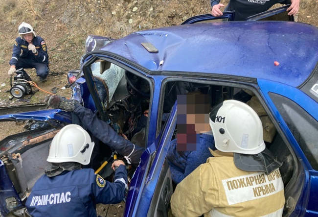 Сотрудники МЧС Крыма при помощи специализированного оборудования провели деблокацию пострадавшего водителя и пассажира из автомобиля «ВАЗ»