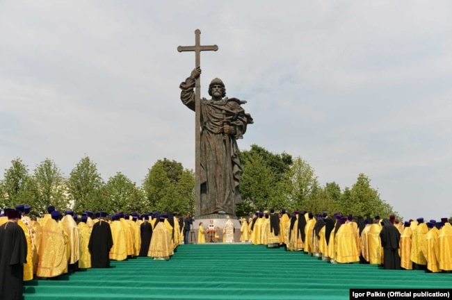 Молебен у памятника святому равноапостольному князю Владимиру в Москве