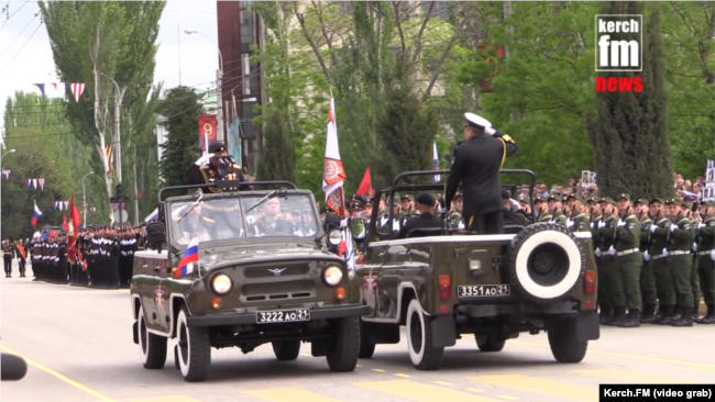 Александр Саенко (в машине слева), полковник армии России, участвует в параде 9 мая. Крым, Керчь, 2017 год