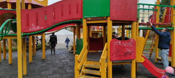 В сквере Республики пострадала детская площадка: ее элементы также обезображены рисунками
