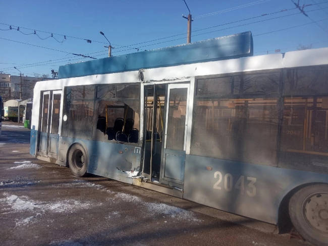 Неординарное транспортное происшествие случилось на площадке депо № 2 ГУП «Севэлектроавтотранс» имени Круподёрова в Севастополе