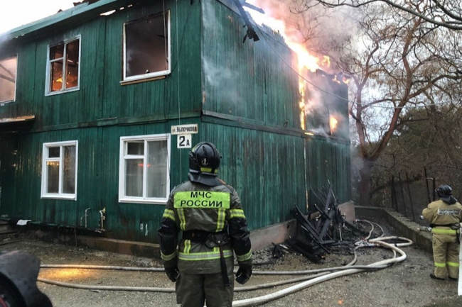 В Севастополе горит двухэтажный жилой дом 