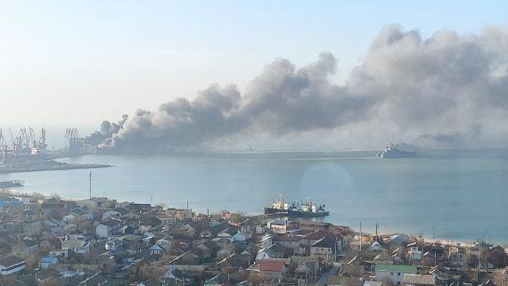 Пожар произошел на одном из двух кораблей, которые уводили от причала после взрыва БДК «Орск» Черноморского флота.