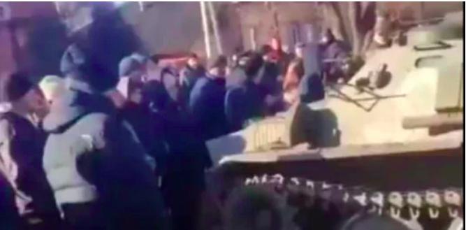 По сообщениям в соцсетях на территорию Украины зашла колонна бронетехники белорусской армии. Жители черниговского села заблокировали ее продвижение