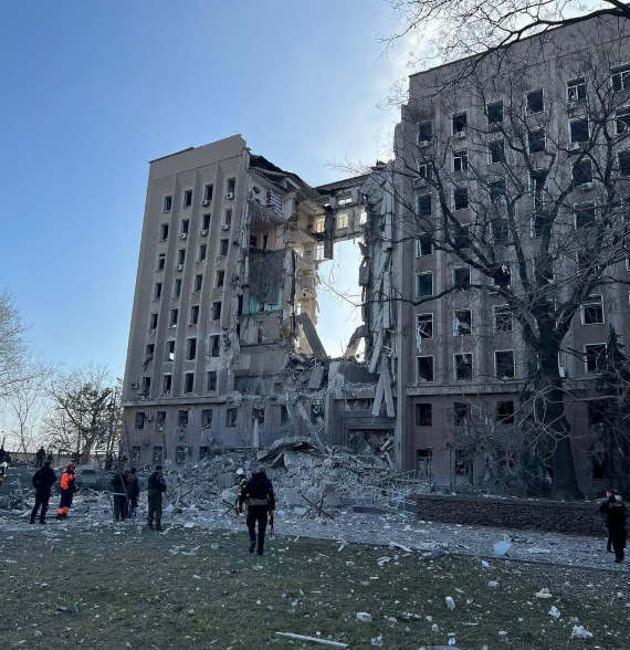 Губернатор Николаевской области Виталий Ким опубликовал фото административного здания, куда попала российская ракета