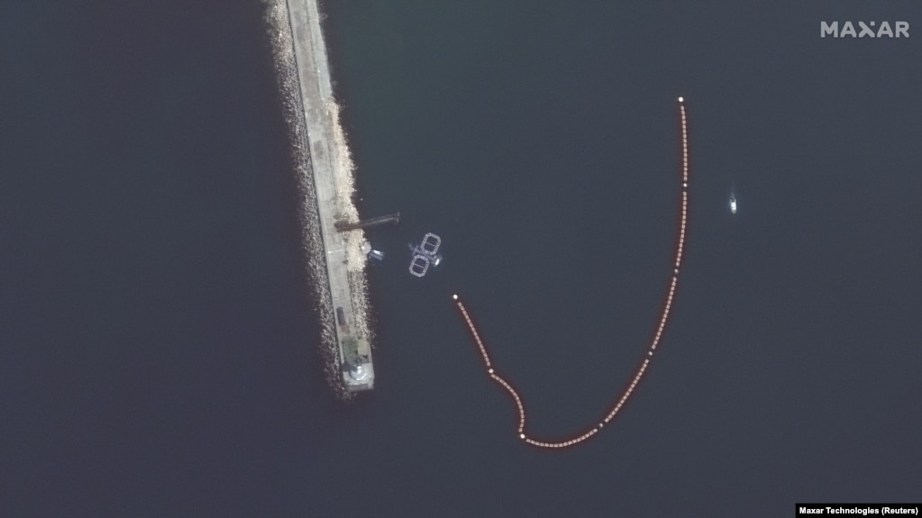 снимки российской военно-морской базы в Севастопольской бухте и пришел к выводу, что два загона для дельфинов были перемещены на базу в феврале в начале полномасштабного вторжения России в Украину