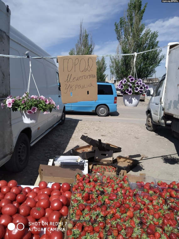 Продукты из оккупированной российскими войсками Херсонской области на рынке в Керчи